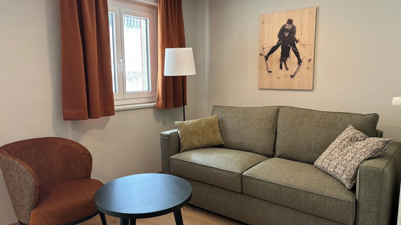 Wohnzimmer mit Sofa und Leseecke