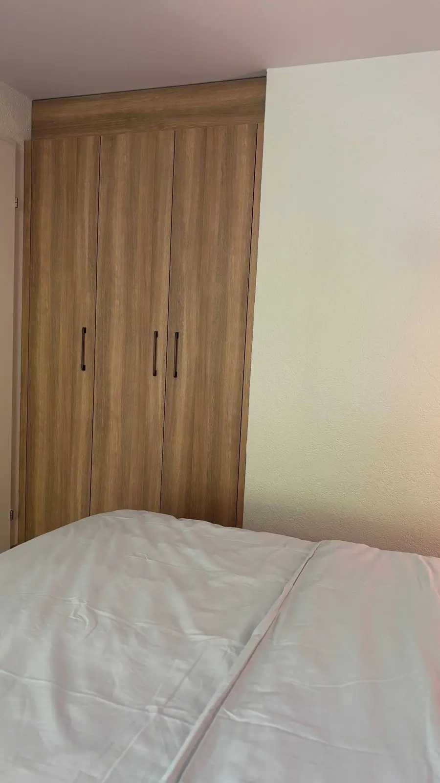 Schlafzimmer mit Doppelbett und Kleiderschrank