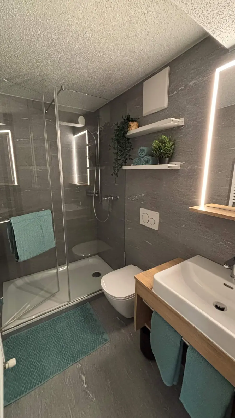 Bad mit Dusche, Lavabo und WC