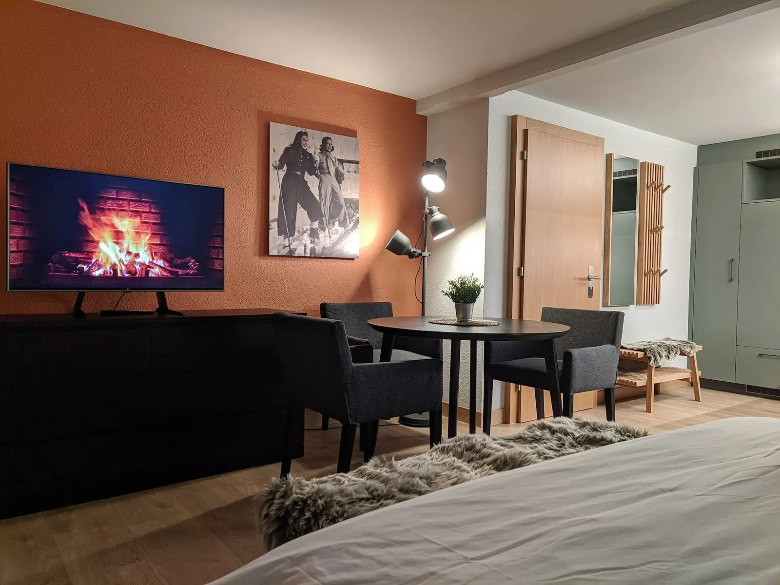 Offener Wohnraum mit Essbereich und TV