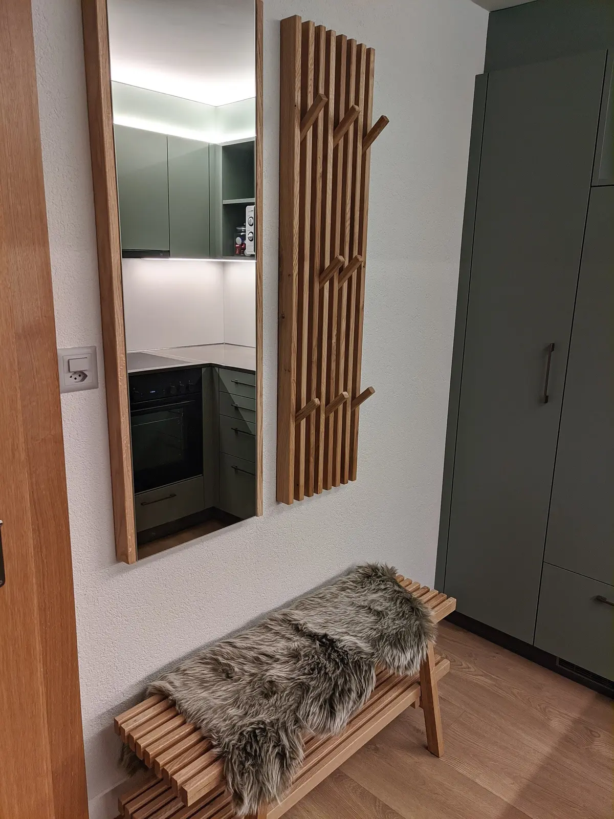 Eingang mit Garderobe und Sitzbank