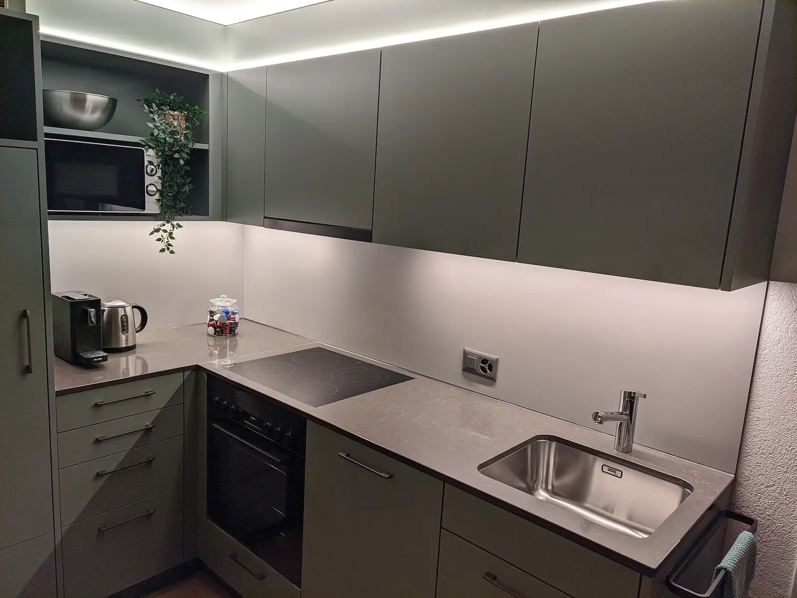 Moderne Küche mit Kochfeld und Backofen