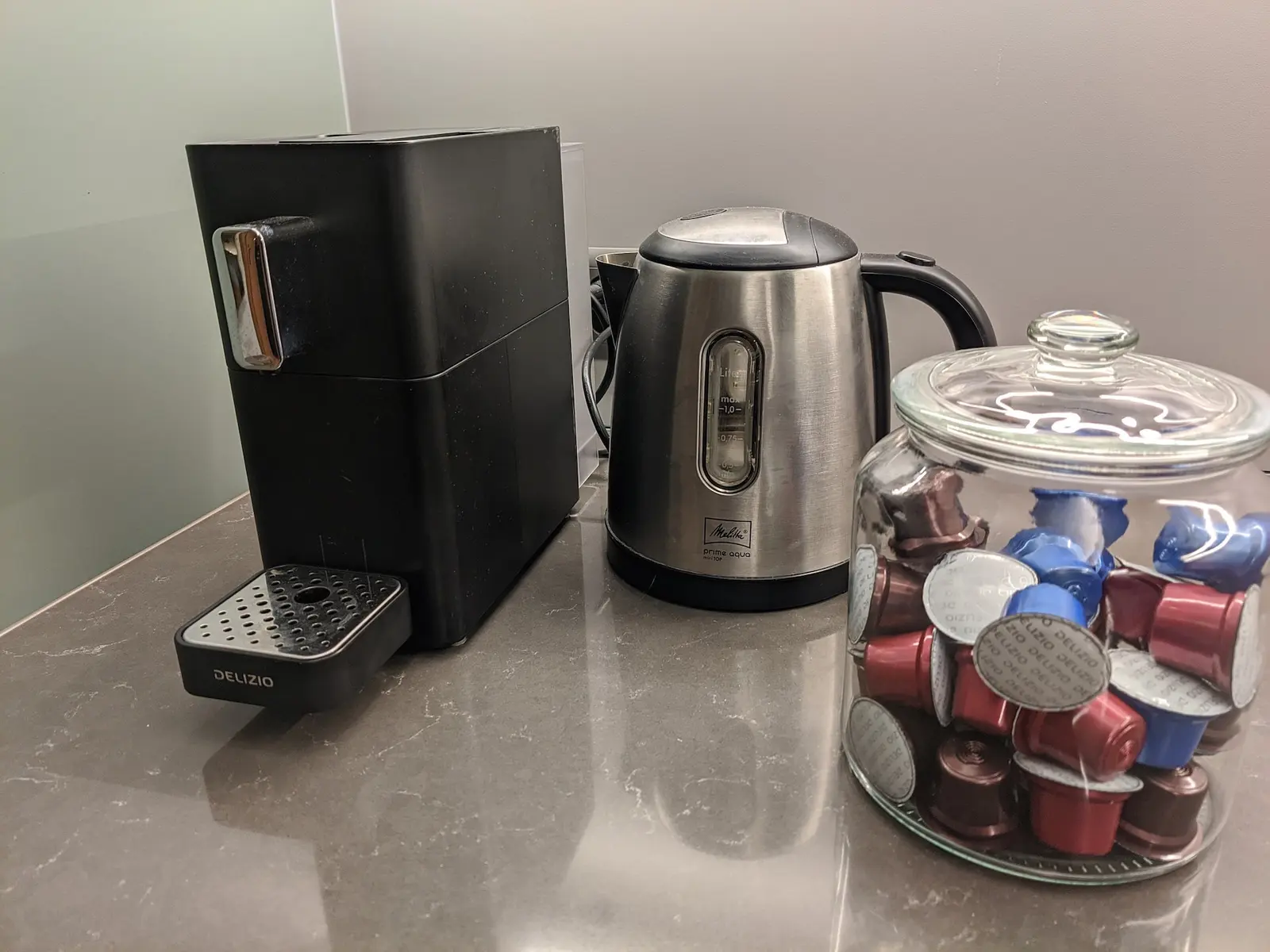 Kaffee- und Teestation – Kapseln inklusive