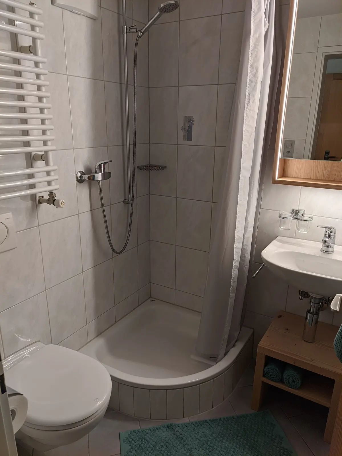 Bad mit Dusche und Handtuchheizung