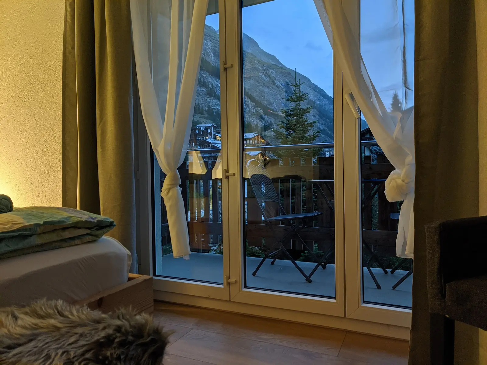 Abendstimmung – Schlafbereich mit Balkonzugang