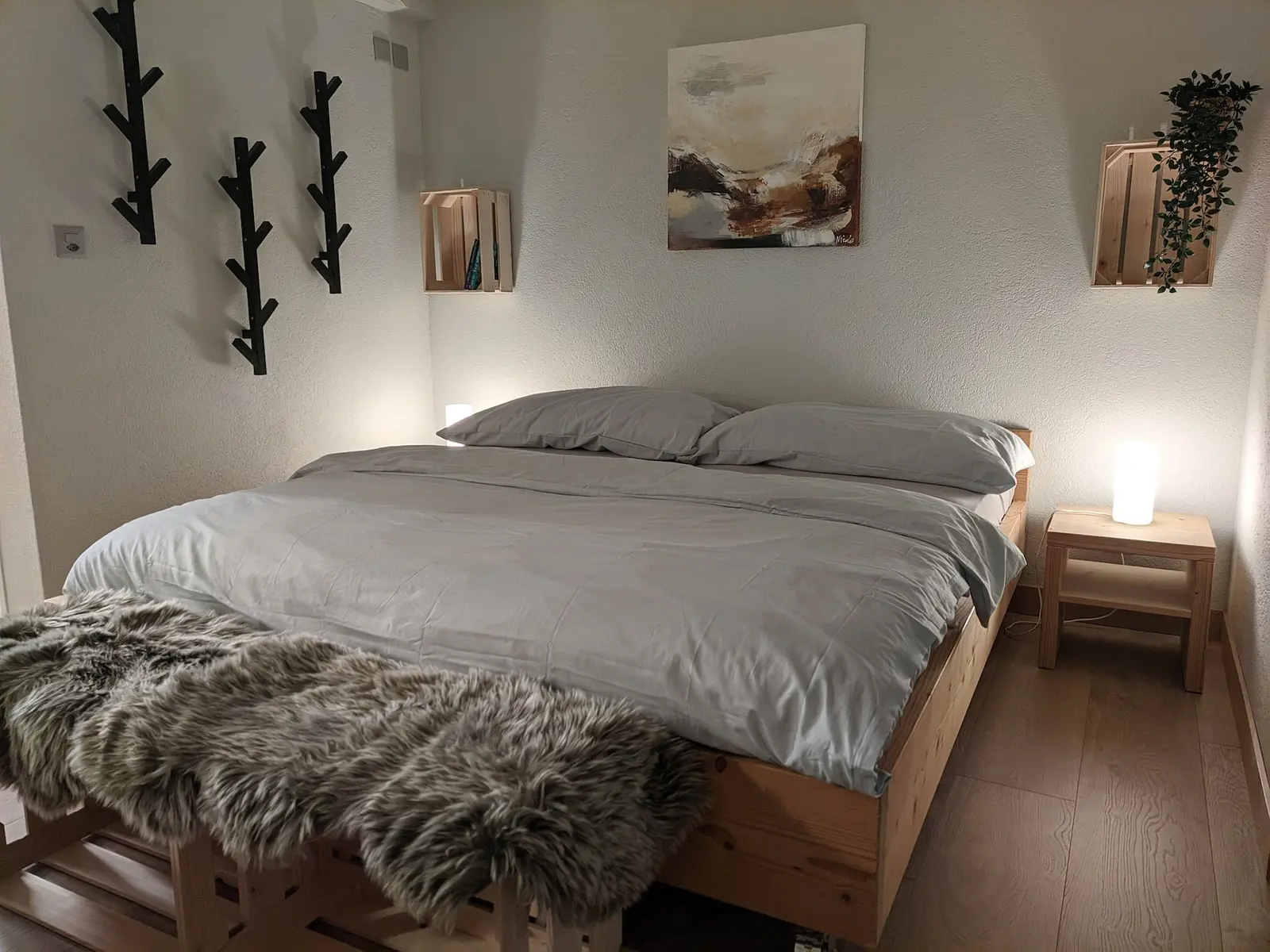 Doppelbett mit Massivholzrahmen