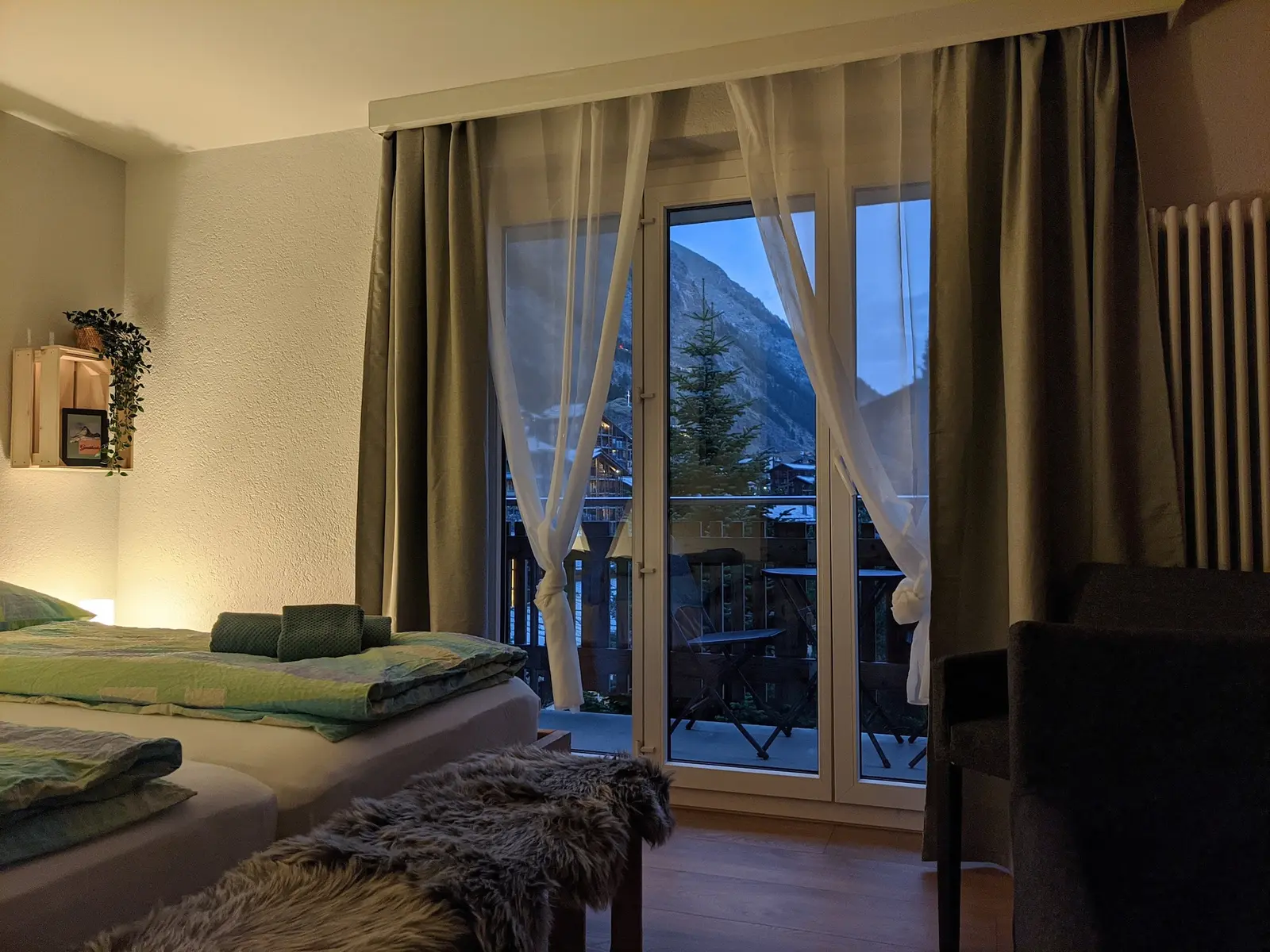 Abenddämmerung über Zermatt – vom Bett aus