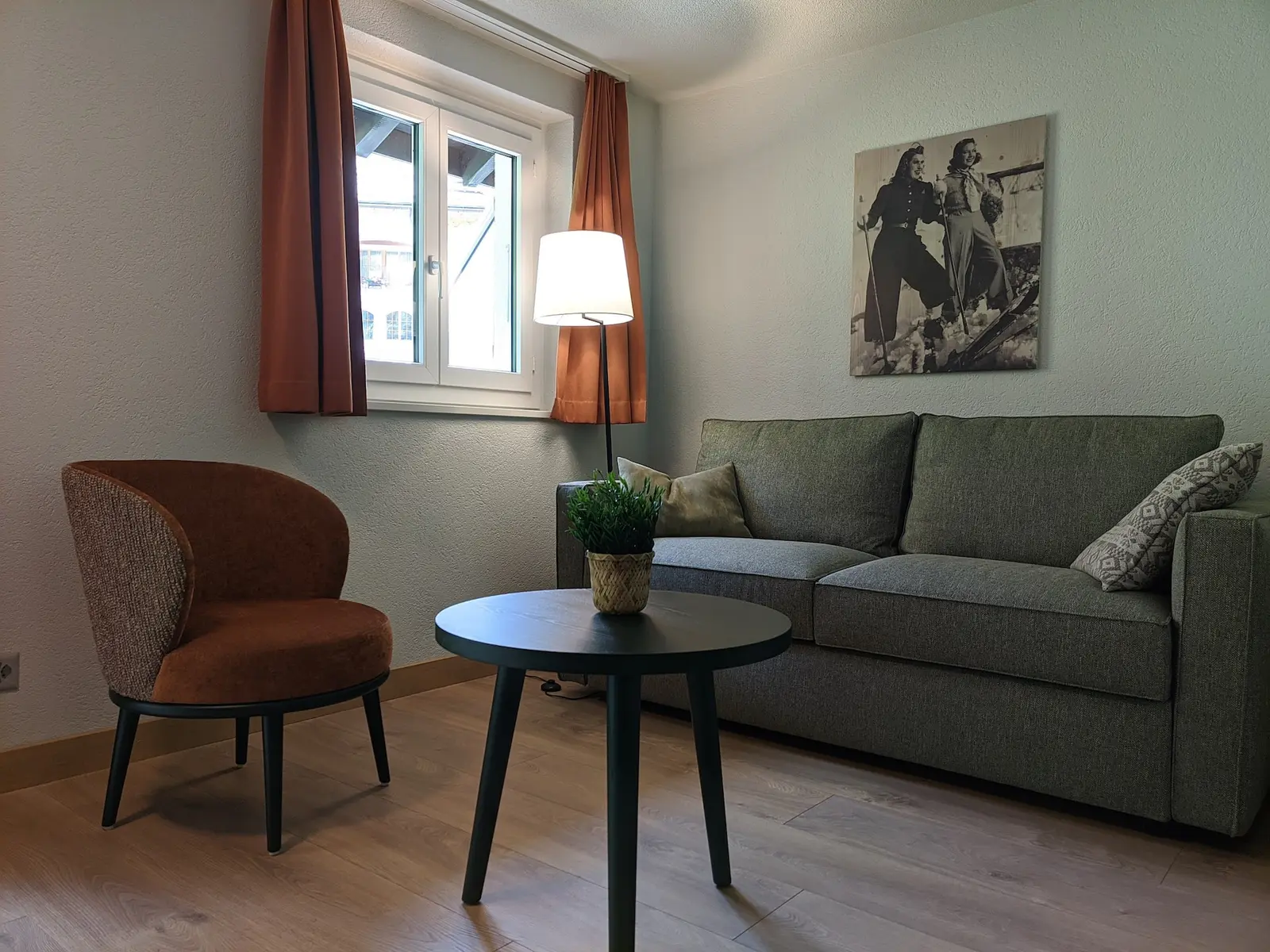 Wohnzimmer mit Sofa und Leseecke