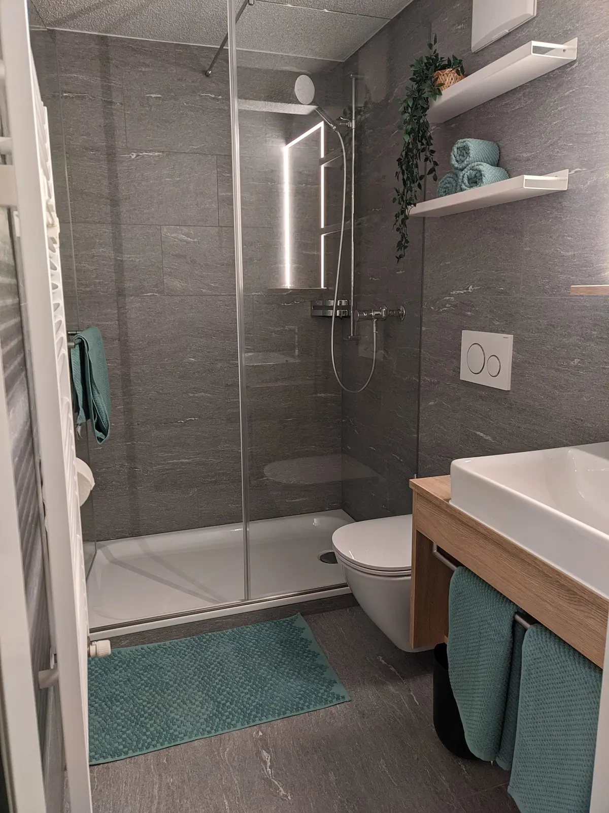 Modernes Bad mit Regendusche