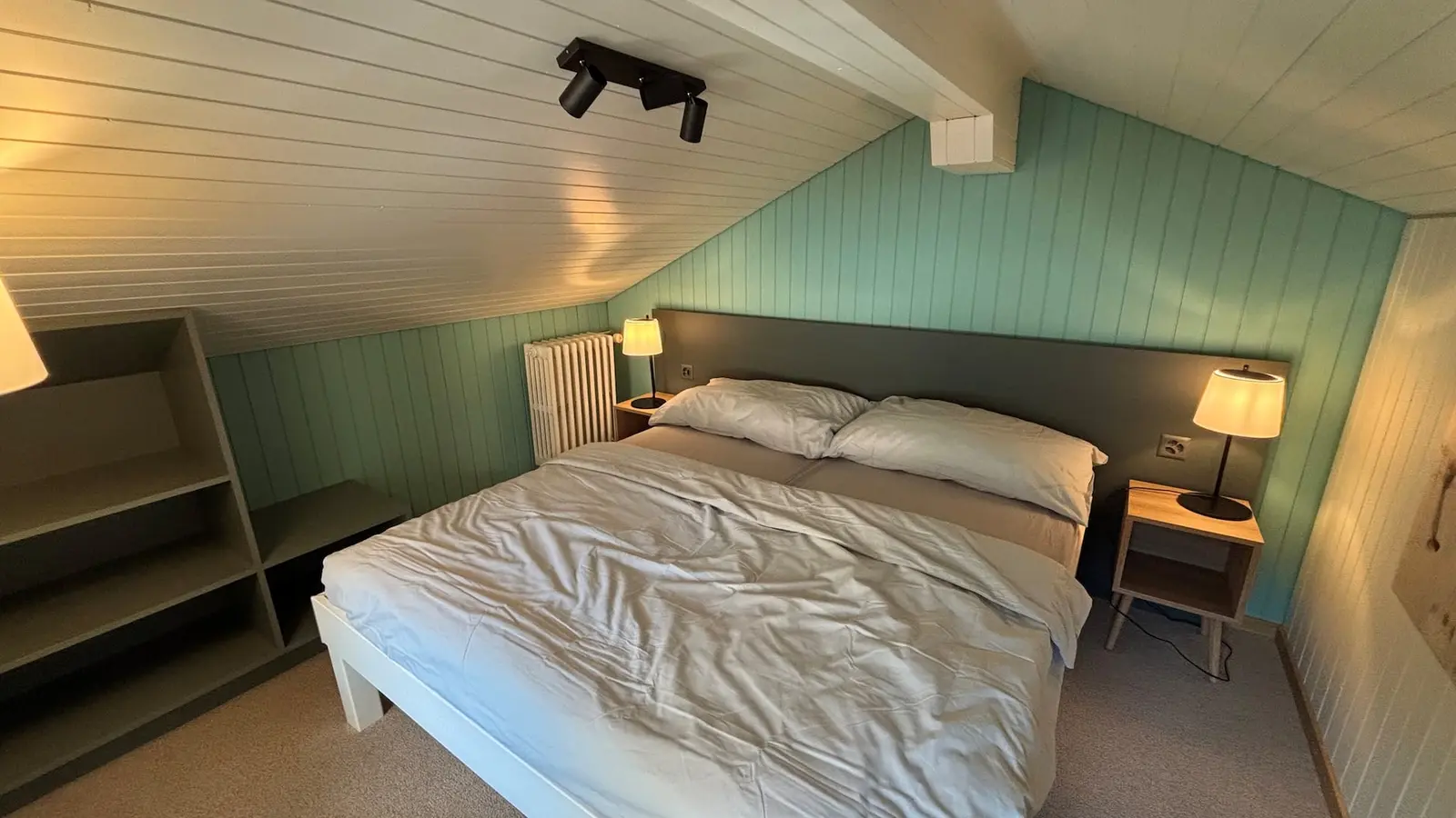 Schlafzimmer mit Leselampen