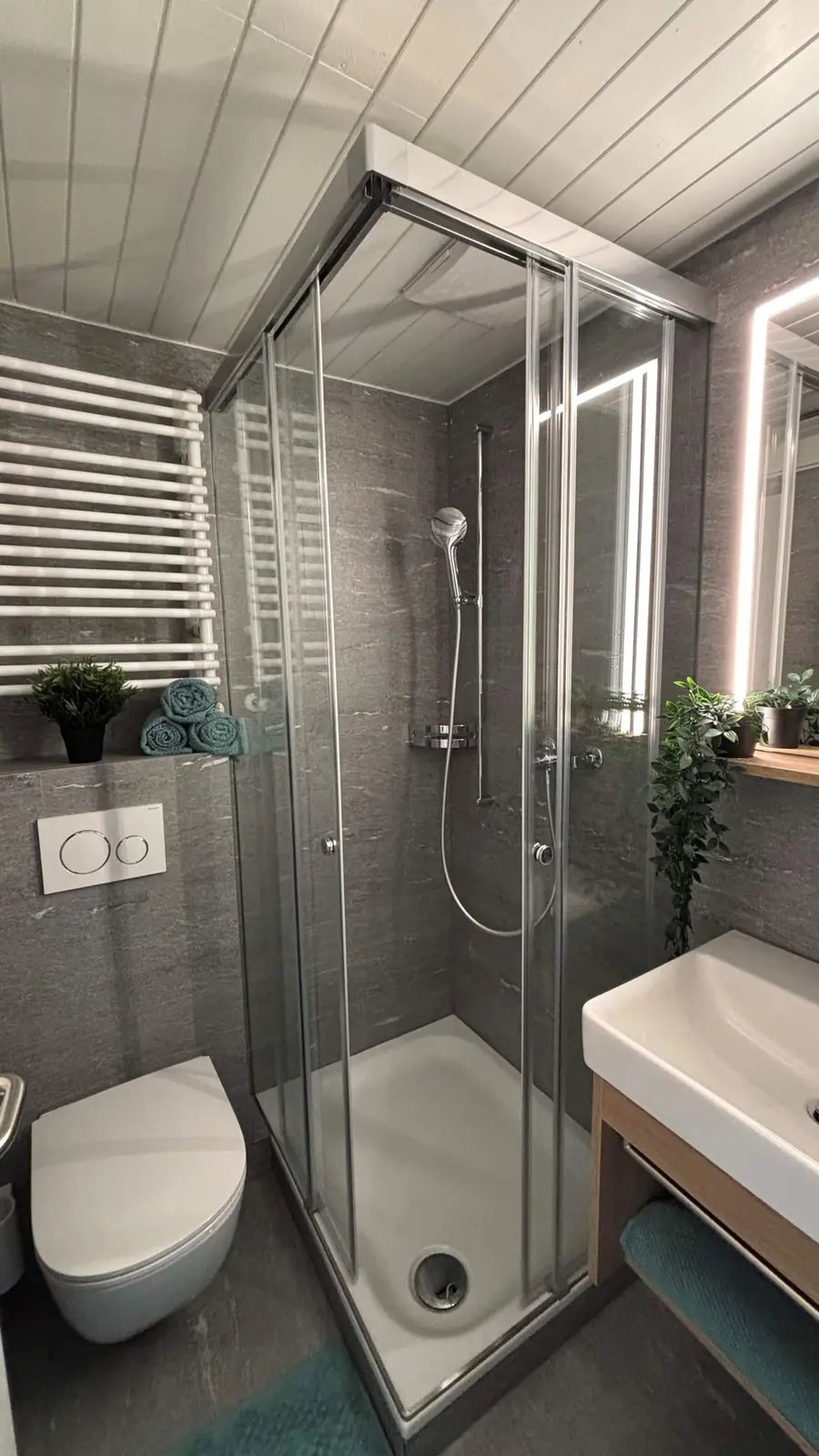 Bad mit Glasdusche