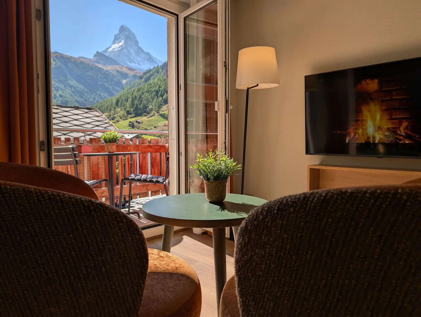 Wohnzimmer mit Kamin-TV und Matterhornblick