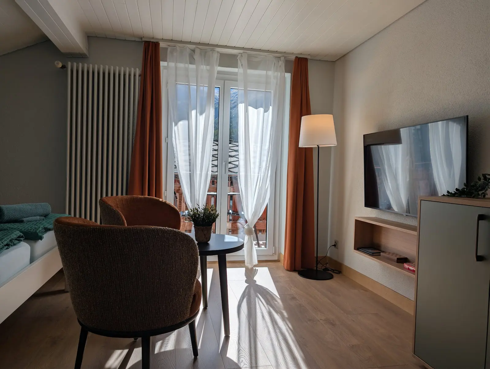 Wohnzimmer mit Balkonzugang