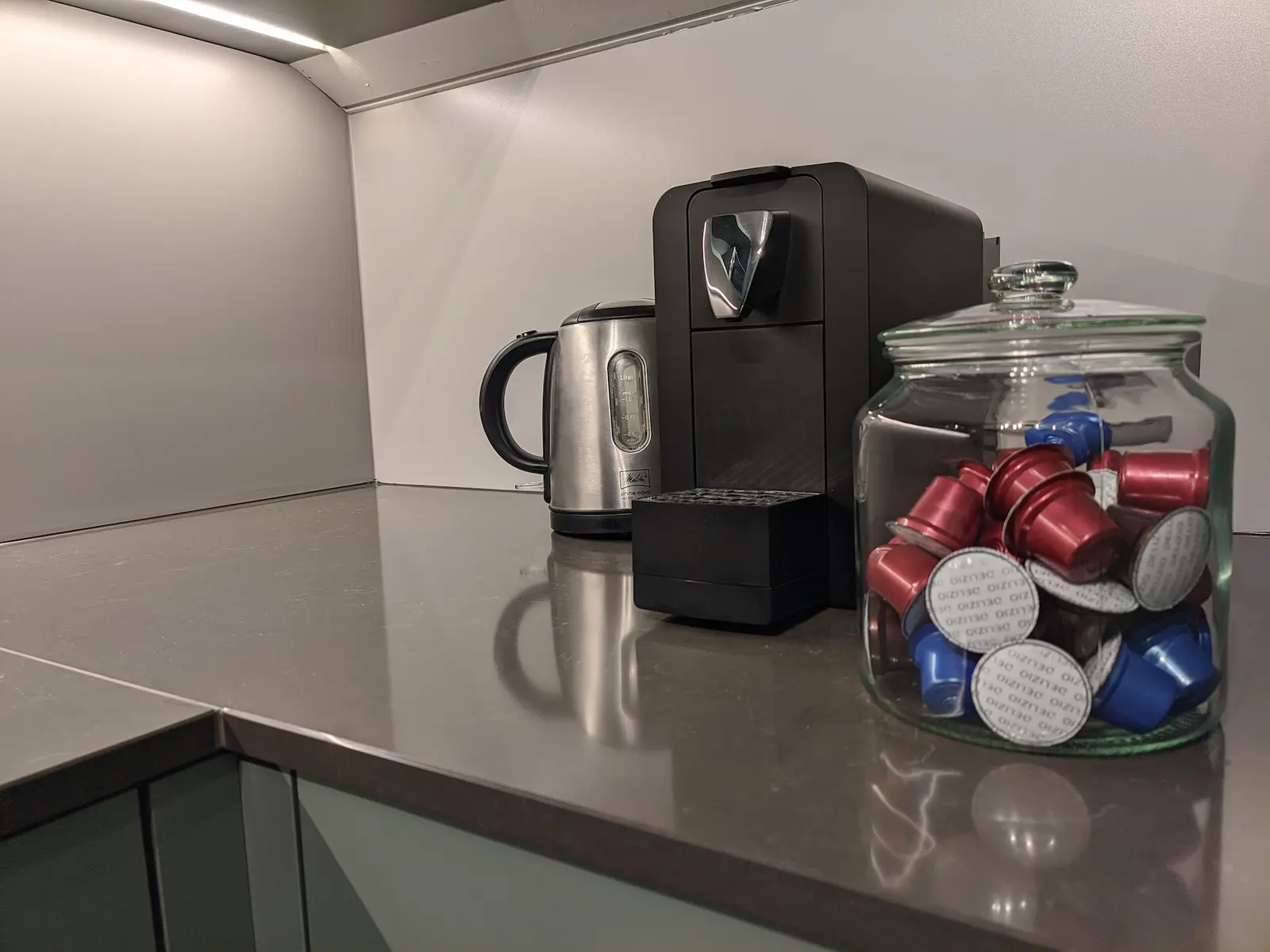Kaffee- und Teestation – Kapseln inklusive