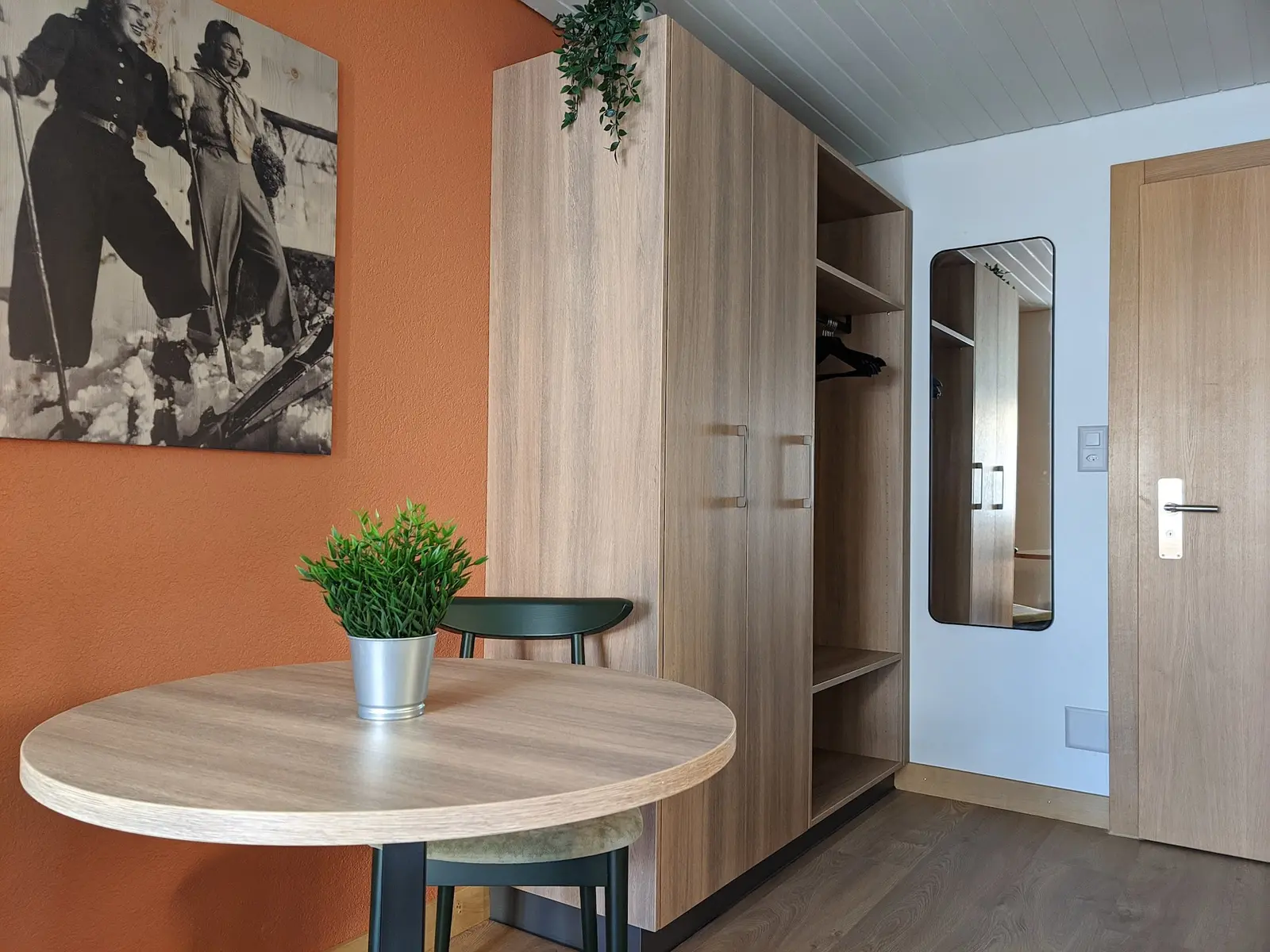 Essecke mit Garderobe