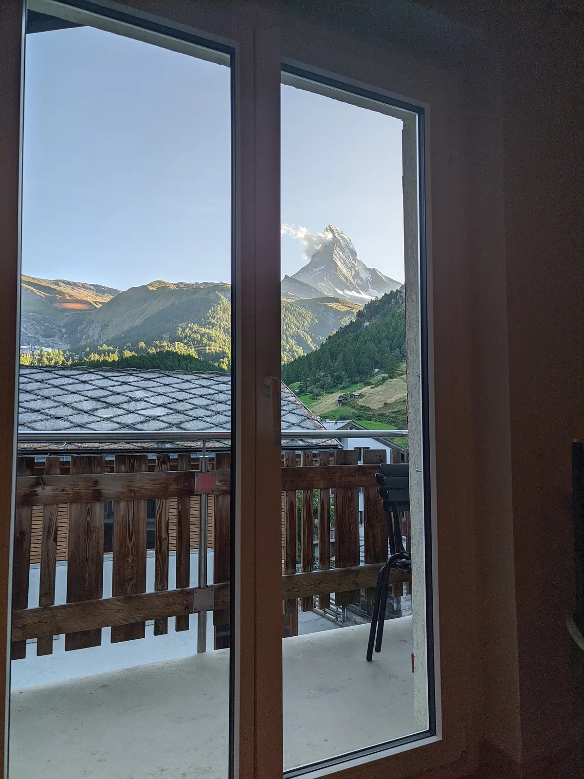Das Matterhorn im Rahmen der Balkontür