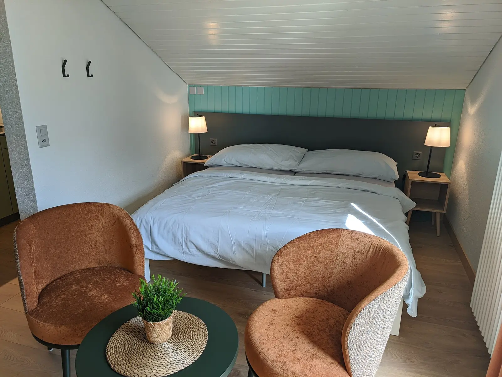 Kingsize-Bett mit Sitzecke